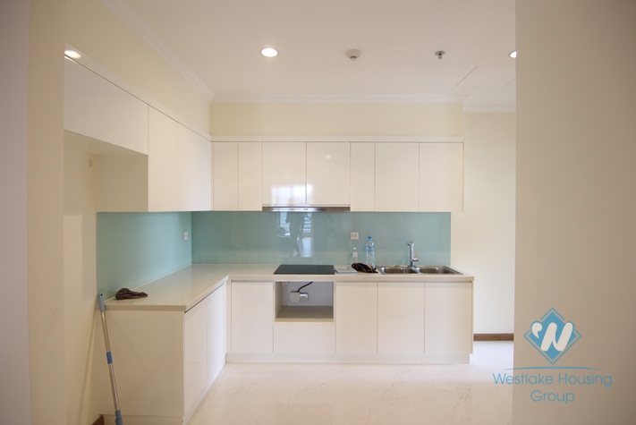 Four bedrooms apartment for rent in Vinhome Nguyen Chi Thanh, Dong Da district, Ha Noi